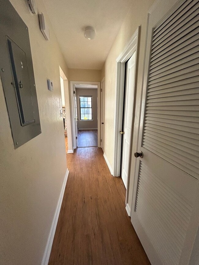 Building Photo - Spacious 2 bedroom! BRAND NEW PAINT AND FLOORING