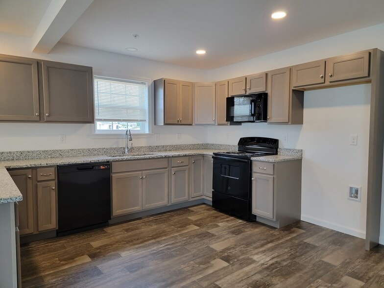 Building Photo - 122 Robert Cir