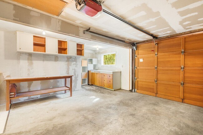 Building Photo - 1828 N 163rd St