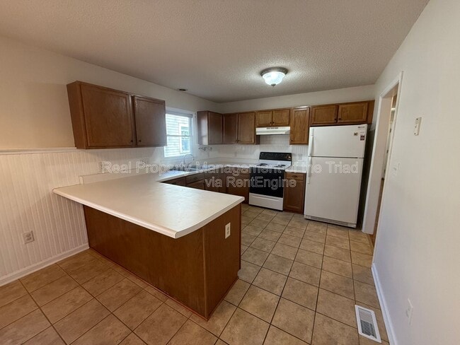 Building Photo - 1921 Bradford St