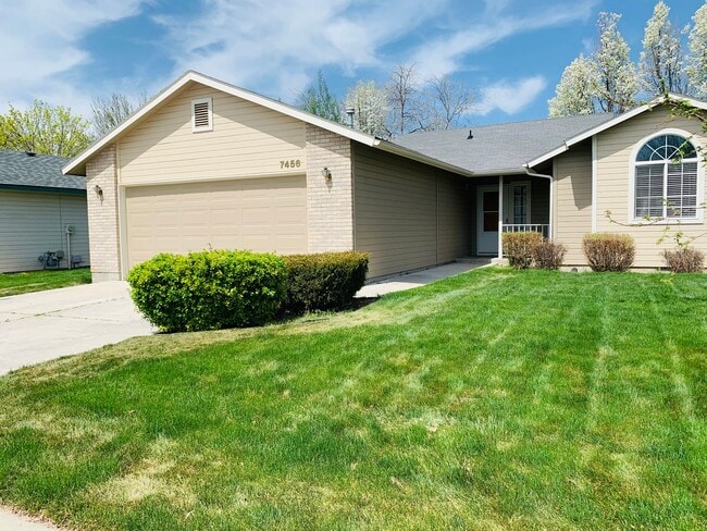 Building Photo - Great Home, Close Foothills Location