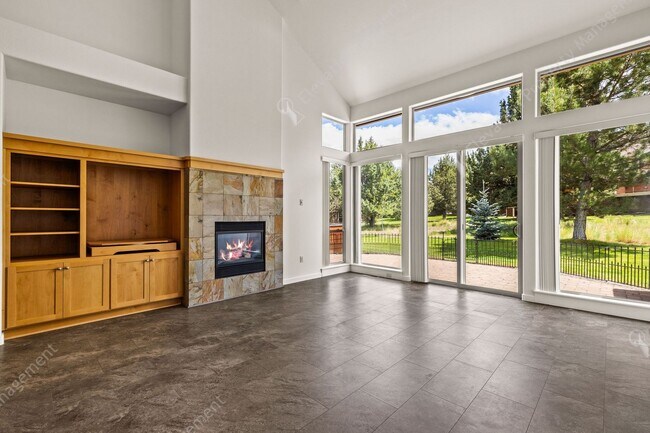 Building Photo - Eagle Crest Townhome Steps to Lakeside Cen...