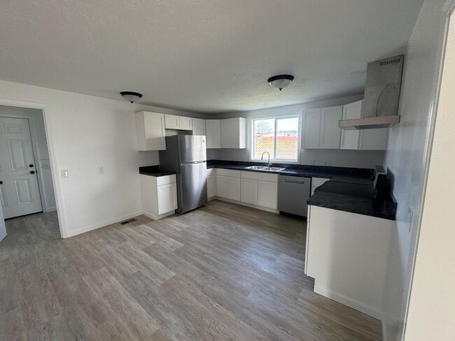Building Photo - Large Home in Newport!
