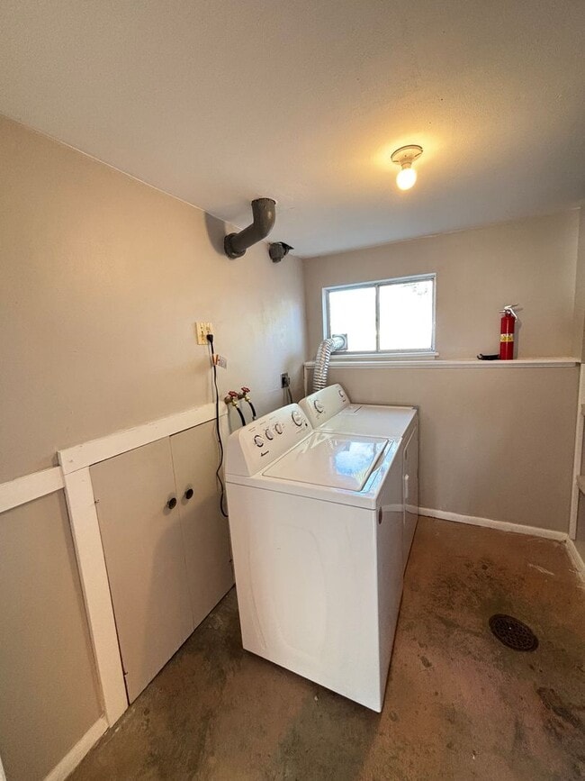 Building Photo - 4 Weeks Free Living! Cozy 3 Bed Home with ...