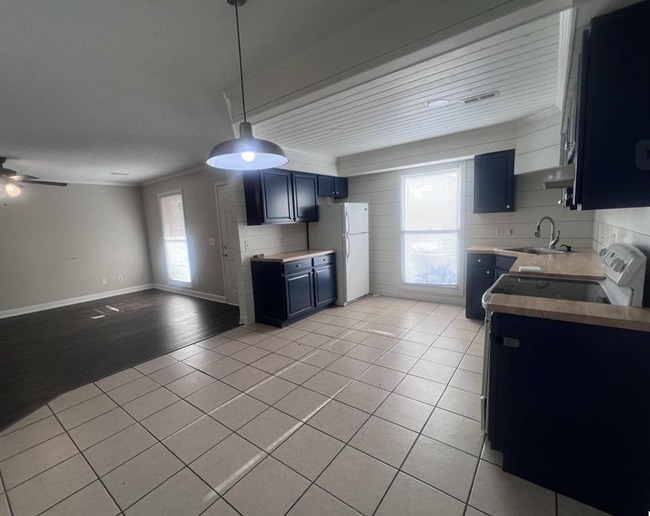 Building Photo - 2 bed 1 bath duplex in Mayfield, KY