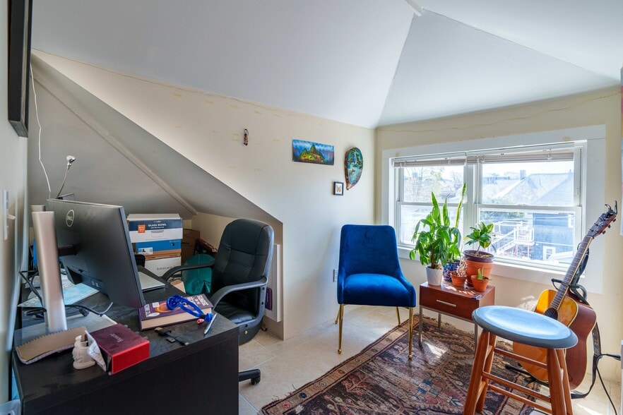 Attic 4 th Bedroom - 8 Niles St