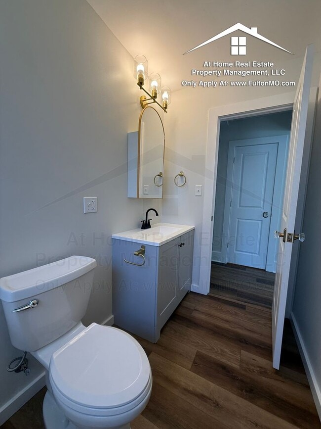 Building Photo - 210 W 6th St