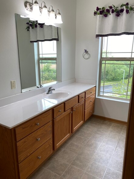 Main bathroom - 230 Hilldale Dr