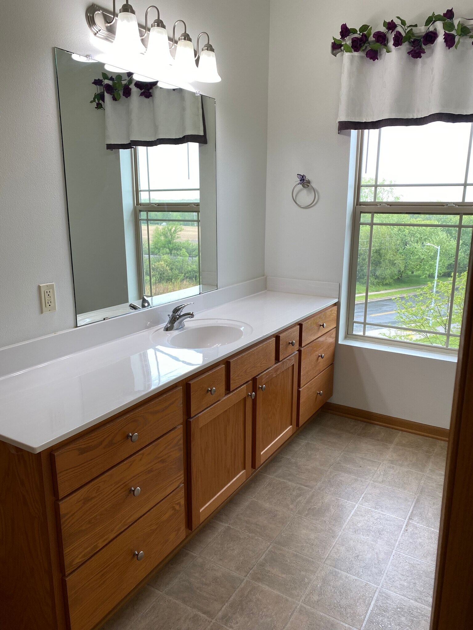 Main bathroom - 230 Hilldale Dr