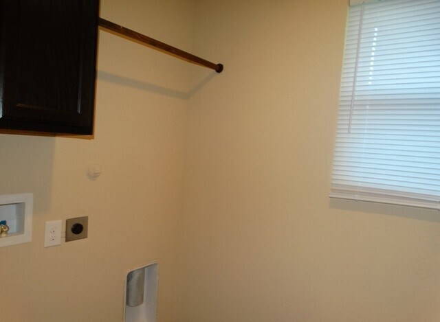 Building Photo - 7010 Lakeview Dr.