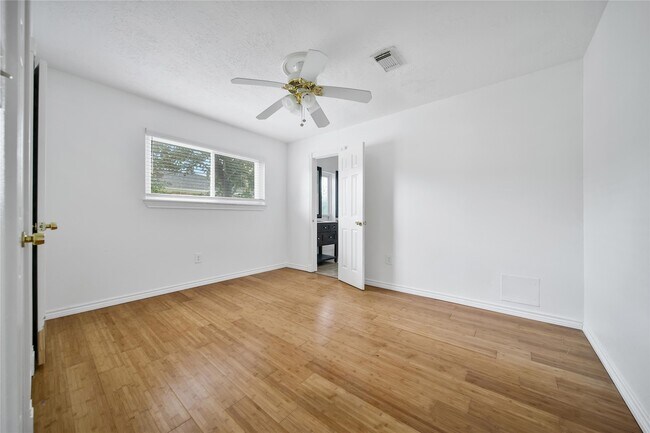 Building Photo - 501 Desert Aire Dr