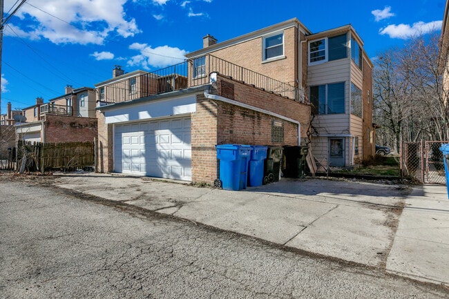 Building Photo - 5843 N Cicero Ave