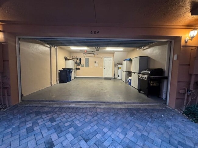 Building Photo - 1033 NE 17th Way