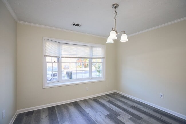 Building Photo - 2BR/2.5BA Townhome Gem with Fenced Yard, Fireplace & Bay Windows