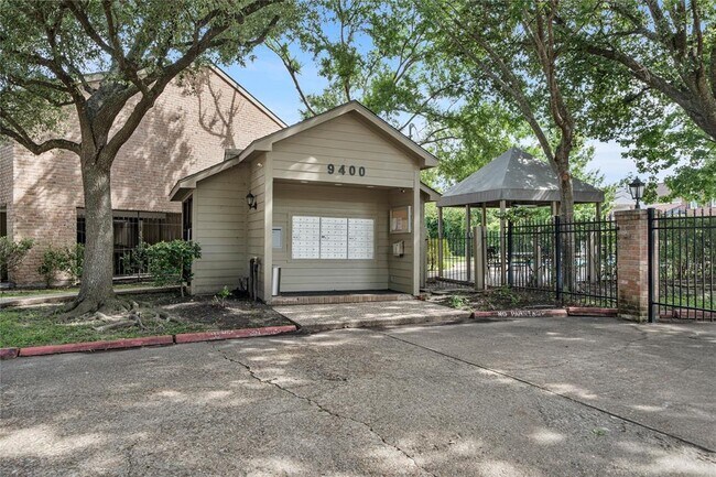 Building Photo - 9400 Doliver Dr