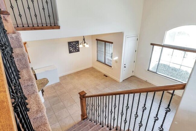 Building Photo - Beautiful Townhouse w attached 2 car garage in Orem
