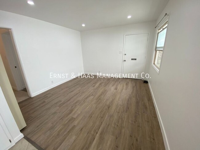 Building Photo - Cozy 1 Bedroom Apartment in Lakewood Villa...