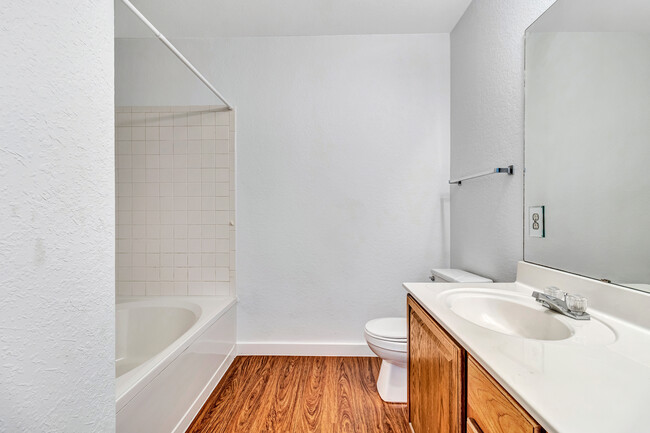 Master bath, double vanity with Garden tub - 9859 Chelsea Cir