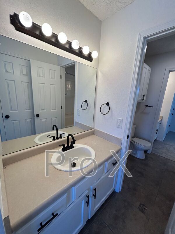 Building Photo - 3301 SW Victoria Pl