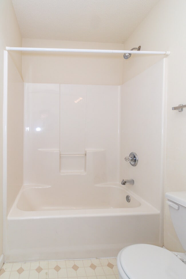 Building Photo - 385 Hawthorne Oaks Way