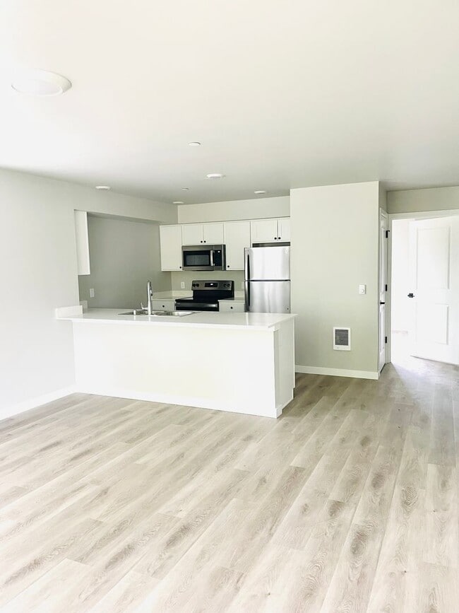Building Photo - 3 Bedroom, 1.5 Bathroom in Barkley Neighbo...