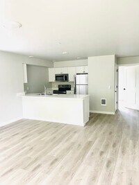 Building Photo - $500 Off 1st Month's Rent! 3 Bedroom, 1.5 ...