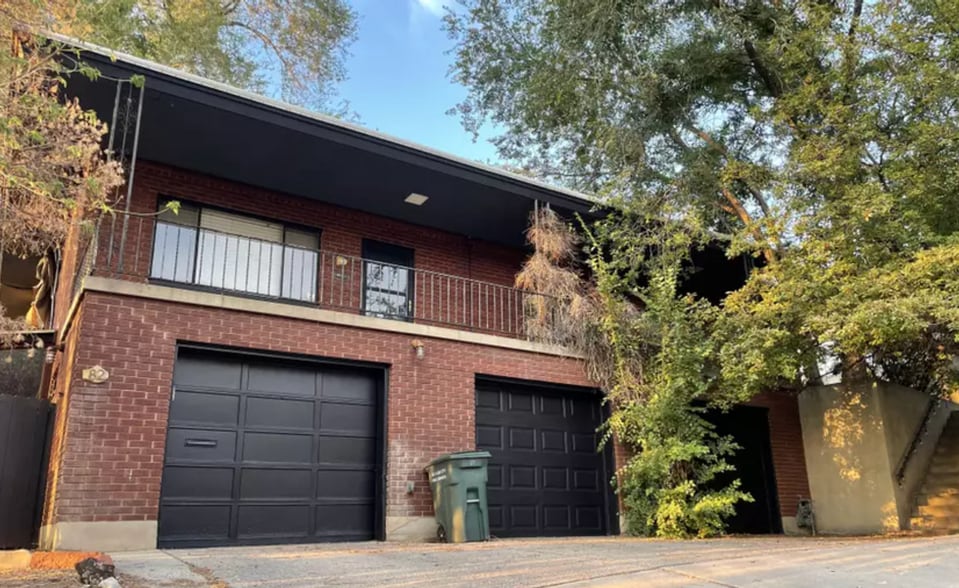 Upper floor apartment with balcony - 80 W Zane Ave