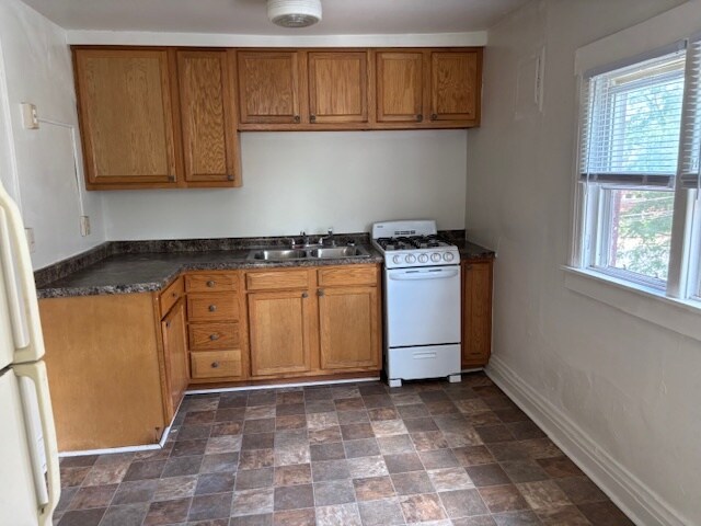 Kitchen - 212 W Hillsdale St