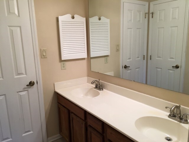 Building Photo - 2601 Briar Ridge Dr