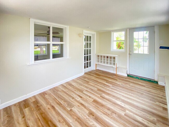 Building Photo - 3/2 Beachside Bungalow with Garage!