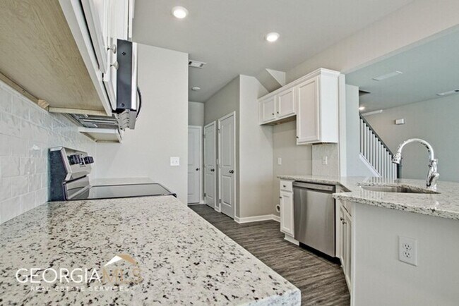 Building Photo - Prime Newnan Location! 2023 build, 3 bedroom townhome within walking distance to Downtown, The LI...