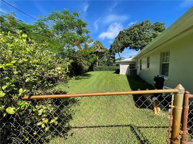 Building Photo - 2015 15th Ln