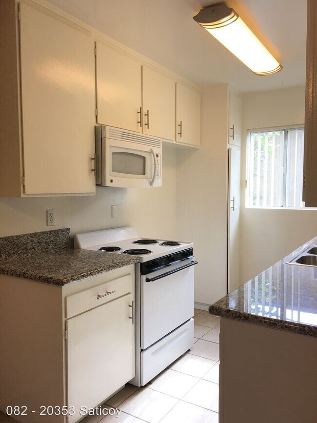 Building Photo - 20353 Saticoy St