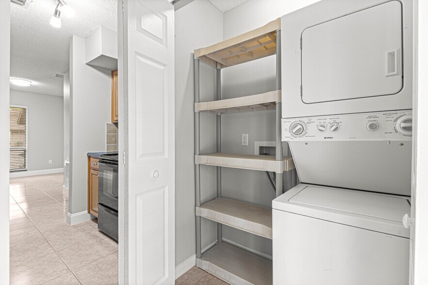 Building Photo - 810 SE 2nd St