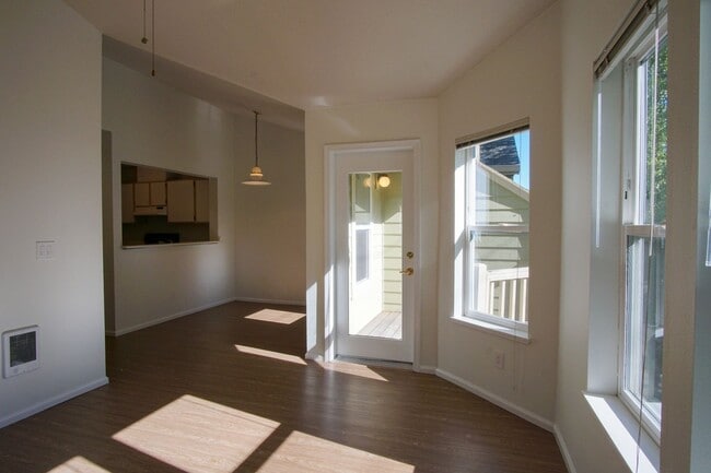 Building Photo - $250 OFF!! Lair Hill-Spacious & Updated 2-...
