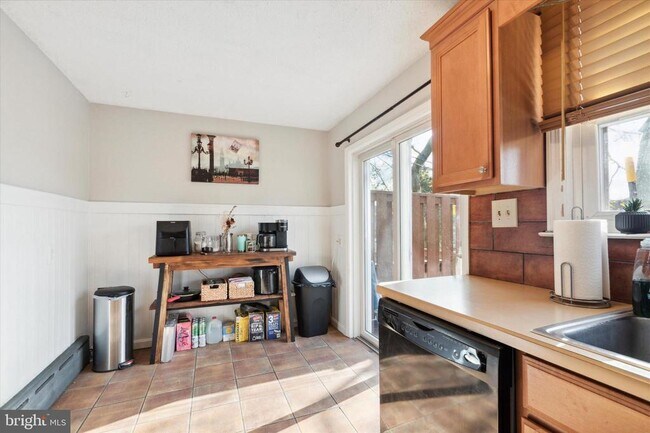 Building Photo - 327 E 9th Ave