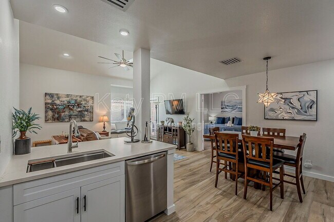 Building Photo - 9708 E Vía Linda