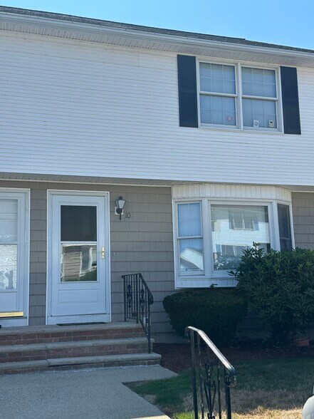 Building Photo - 10 Brandee Ln