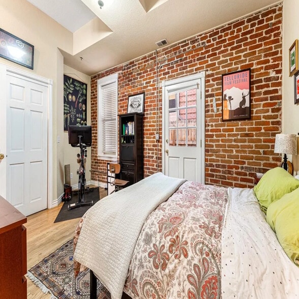 Building Photo - 800 E 18th Ave