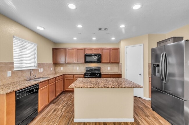 Building Photo - 1608 Pointe Leone