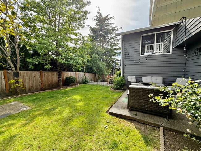 Building Photo - Stunning Elliott Pointe View Home in the Heart of Mukilteo