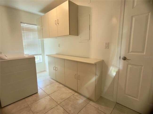 Building Photo - 4001 Oakhurst Dr