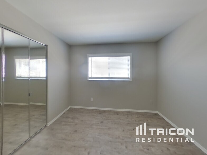 Building Photo - 1490 Club Dr