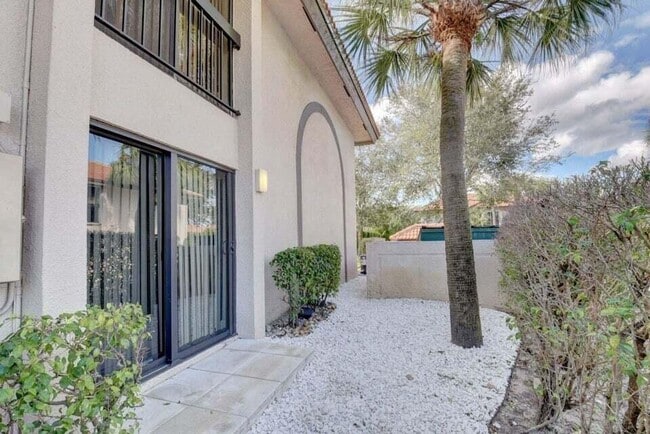 Building Photo - 400 Club Cir