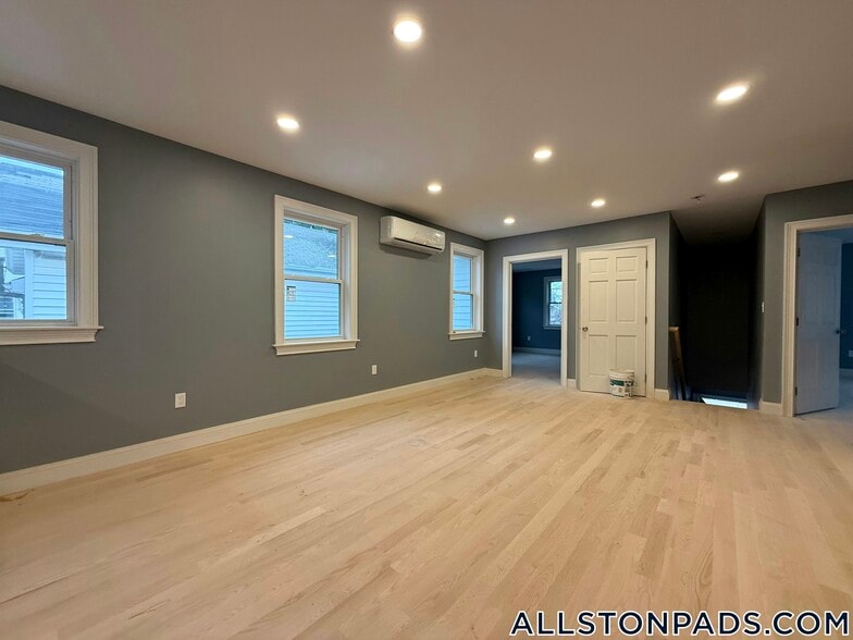 Building Photo - 8 Brentwood St