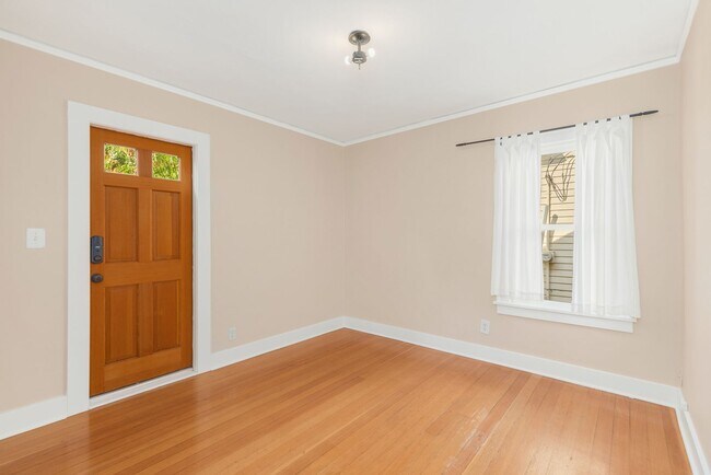 Building Photo - Beautiful 4 Bedroom Near U Village