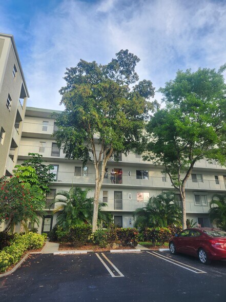 Building Photo - 2228 N Cypress Bend Dr