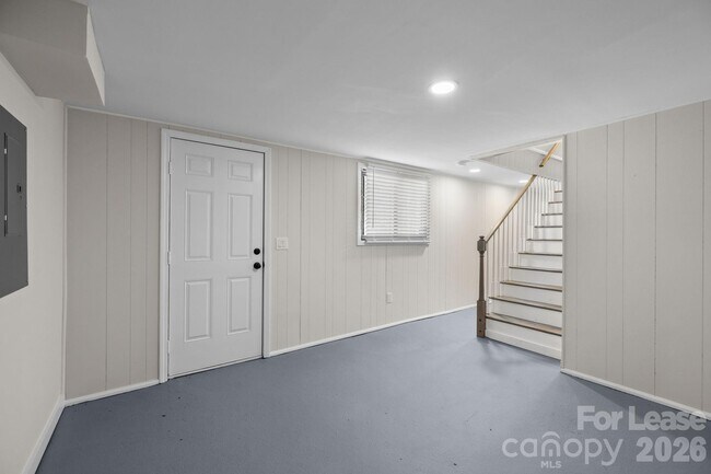 Building Photo - 801 Davenport St