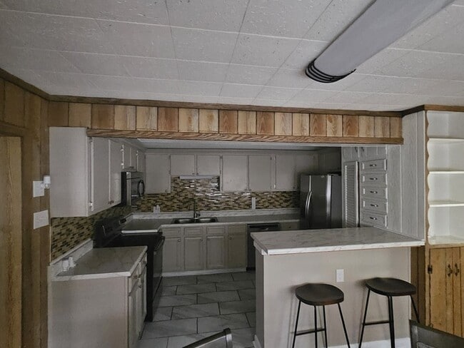 Building Photo - FURNISH, 3 Bedroom 3 Bath Brick Ranch Home