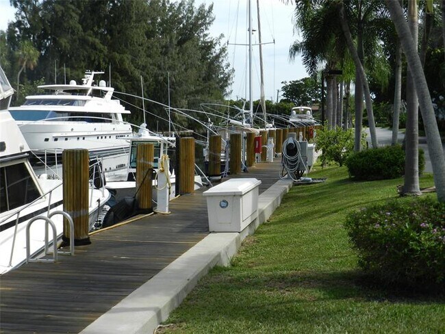 Building Photo - 6307 Bay Club Dr